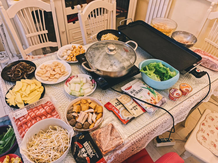 It is most meaningful to enjoy hotpot with real friends. By the way, welcome my new roommate.