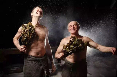 如果看到有人脱光了衣服，还不停地用树枝抽