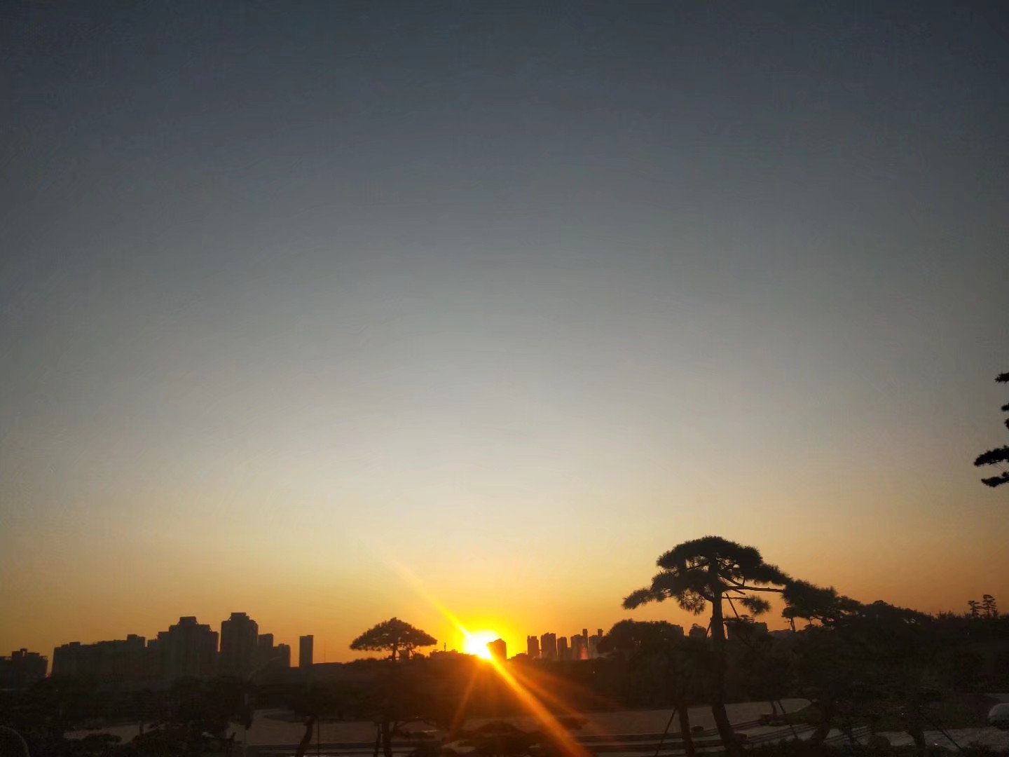 Sunset on the way home|下班回家遇到太阳落山的情景。