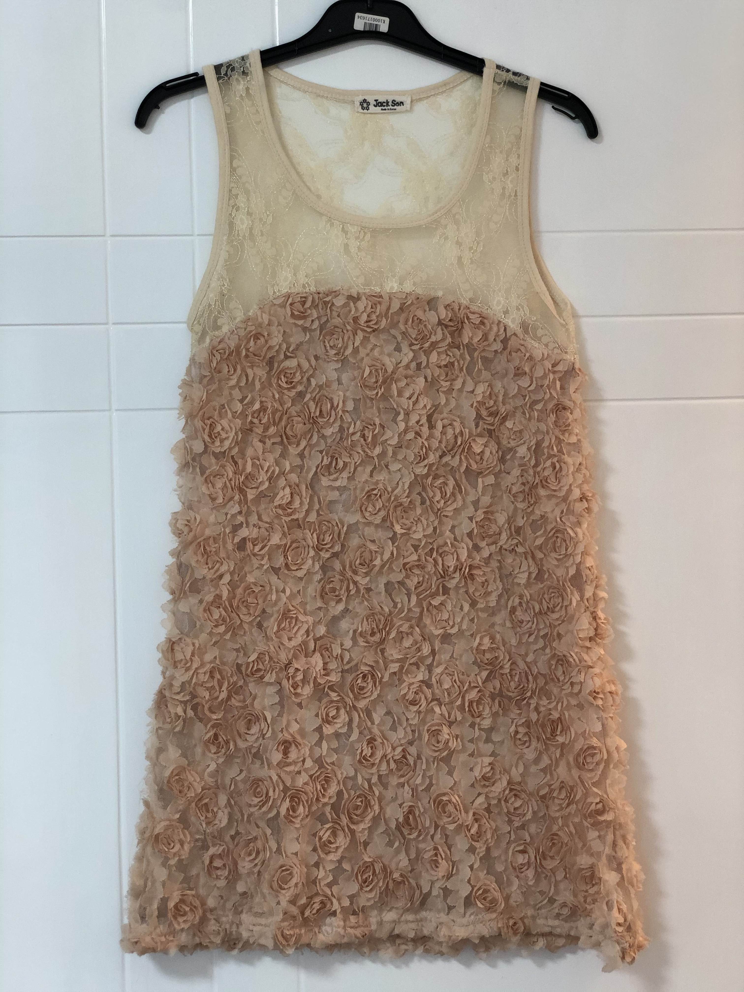 立体花纹连衣裙