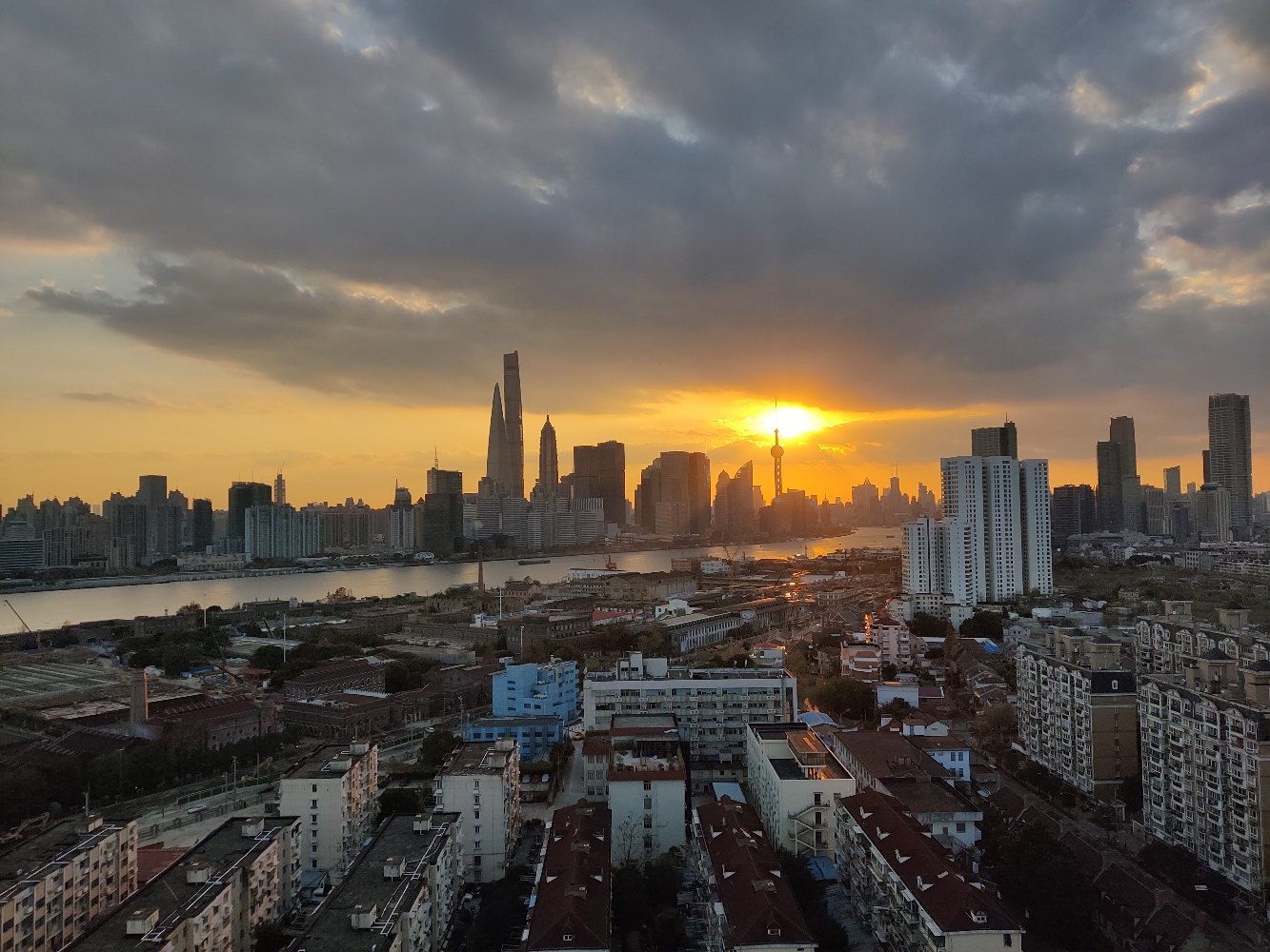 找室友一起看楼顶日落