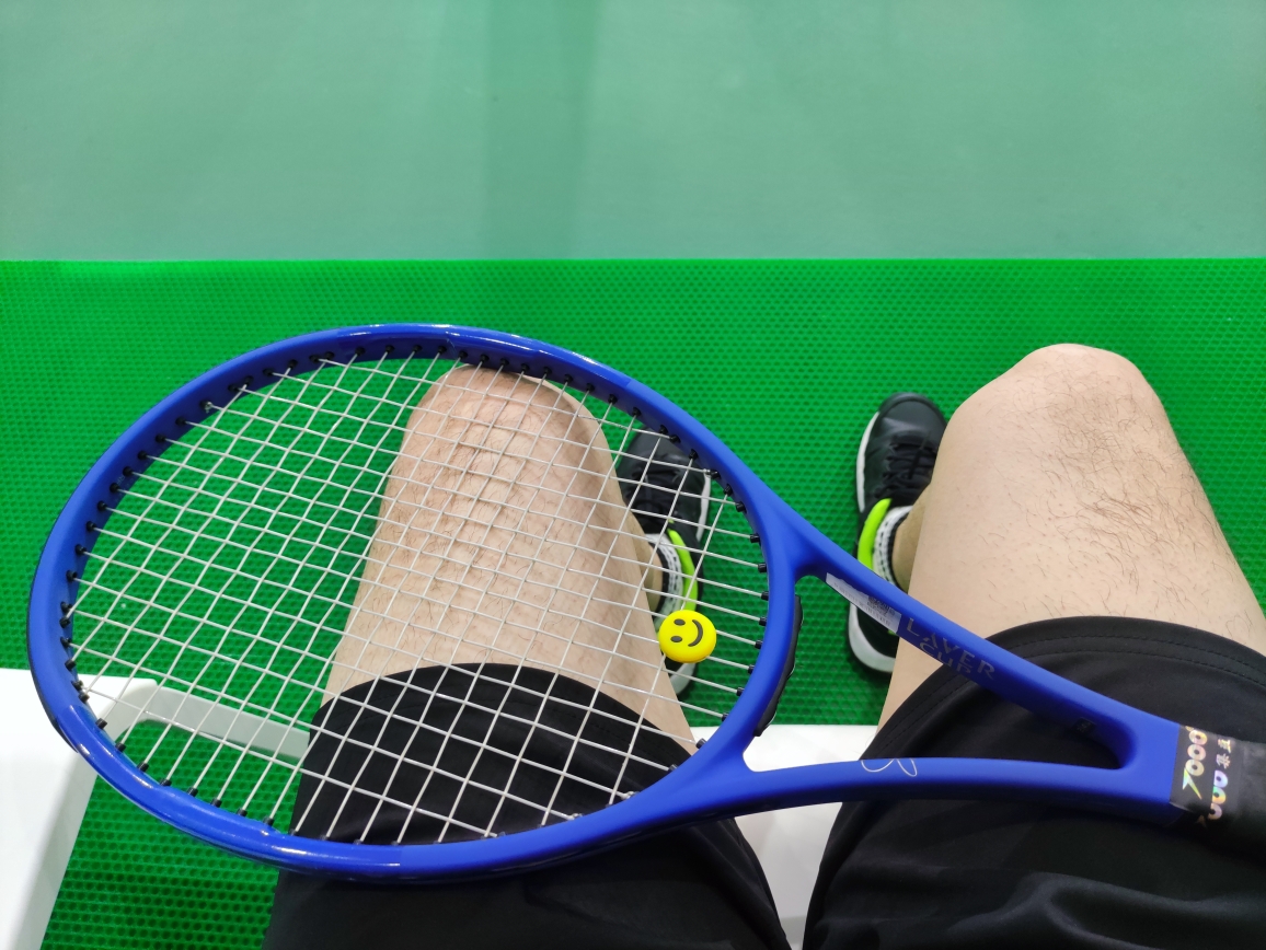 爱好网球，骑摩托车，自己投资