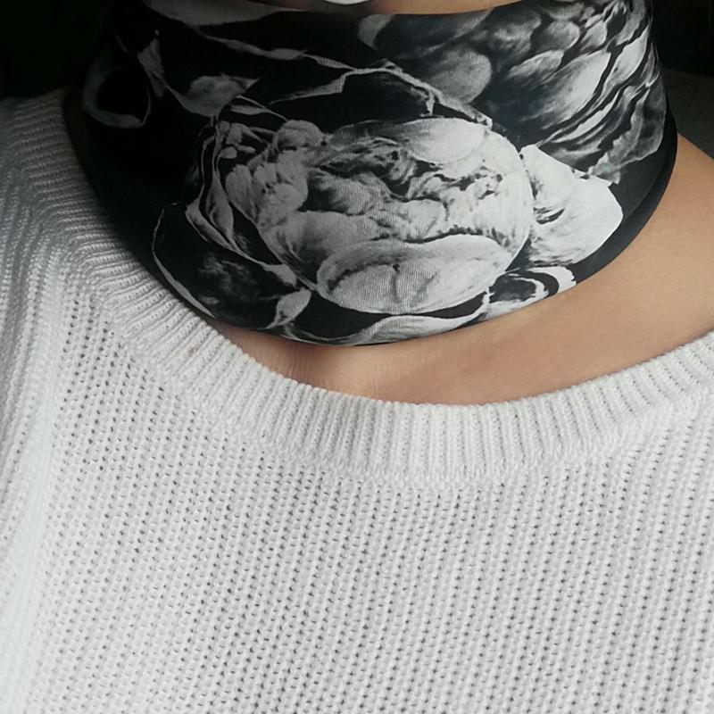 Scarves design by Lillyg .  的艺术衍生品- 黑白花卉丝巾