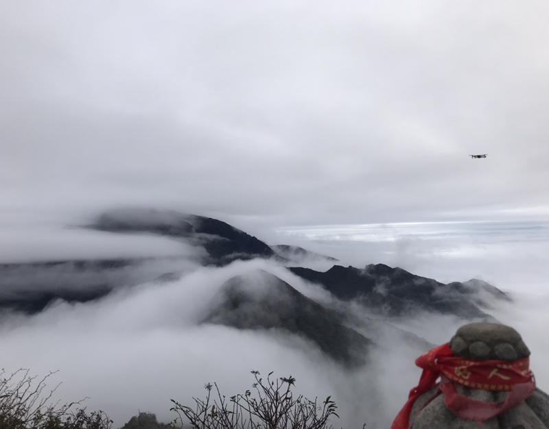 I was in 梵净山 in Guizhou here is a drone we took from the top. Pretty amazing 