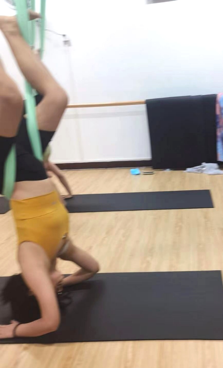 被吊起来的感觉虽然有些恐惧但有趣