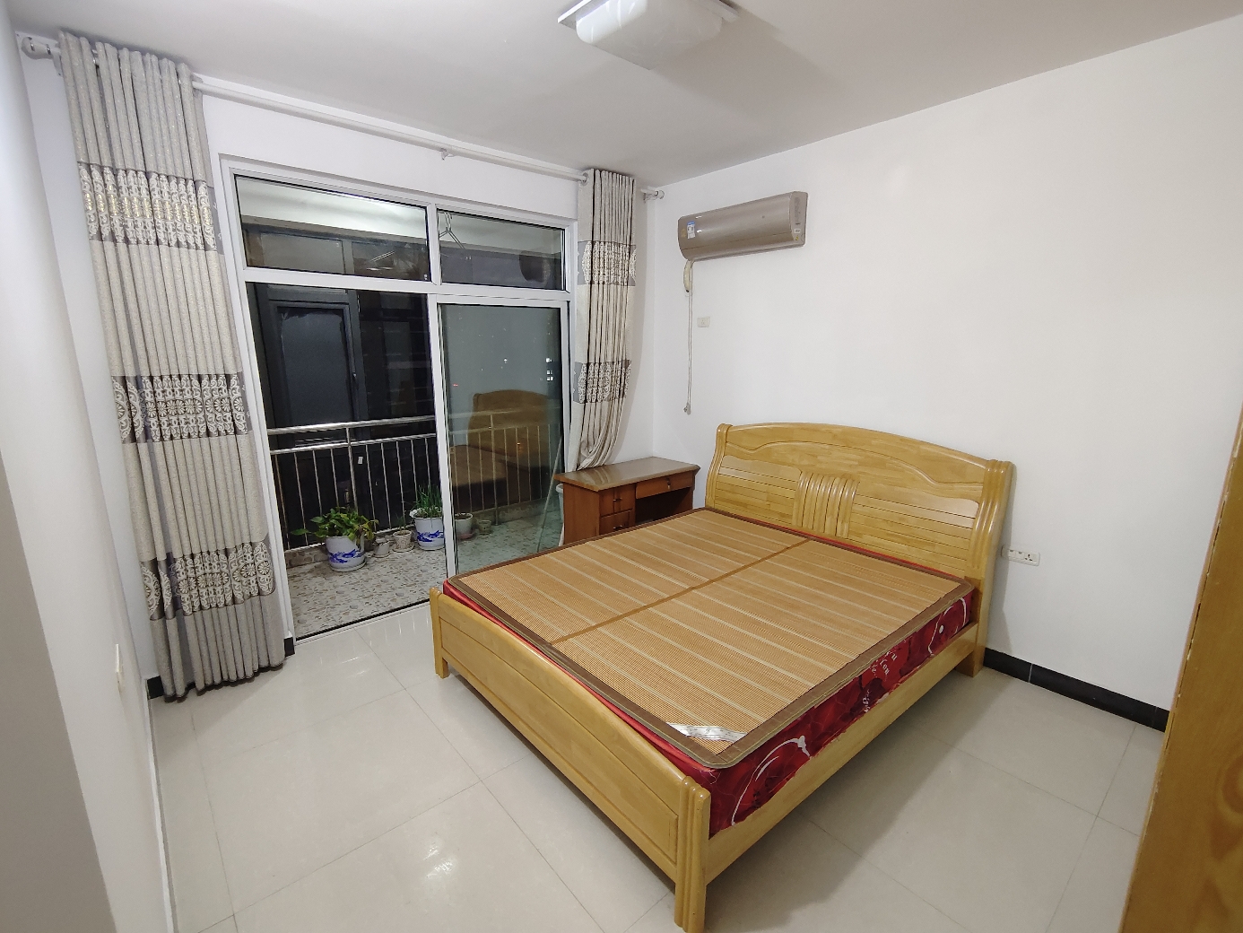 Wuhan-Hongshan-Cozy Home,Clean&Comfy,No Gender Limit,Hustle & Bustle,Chilled