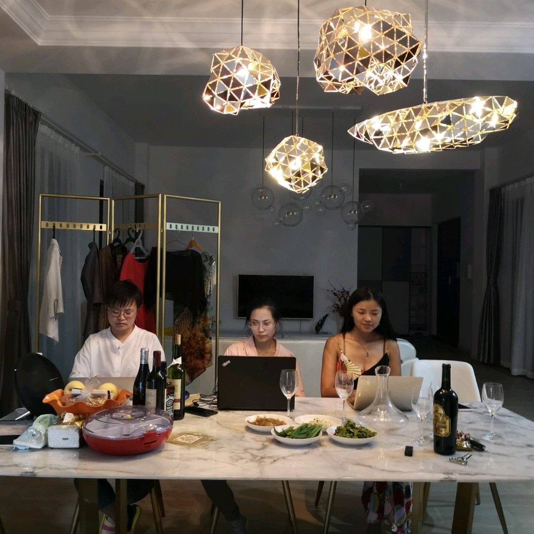 Chill life with our Flatmates | 我们的单身公寓，一起生活的很惬意哦(´-ω-`)_2