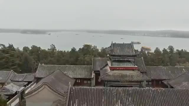 烟雨颐和园 格格们在片片早春的雪中摆拍