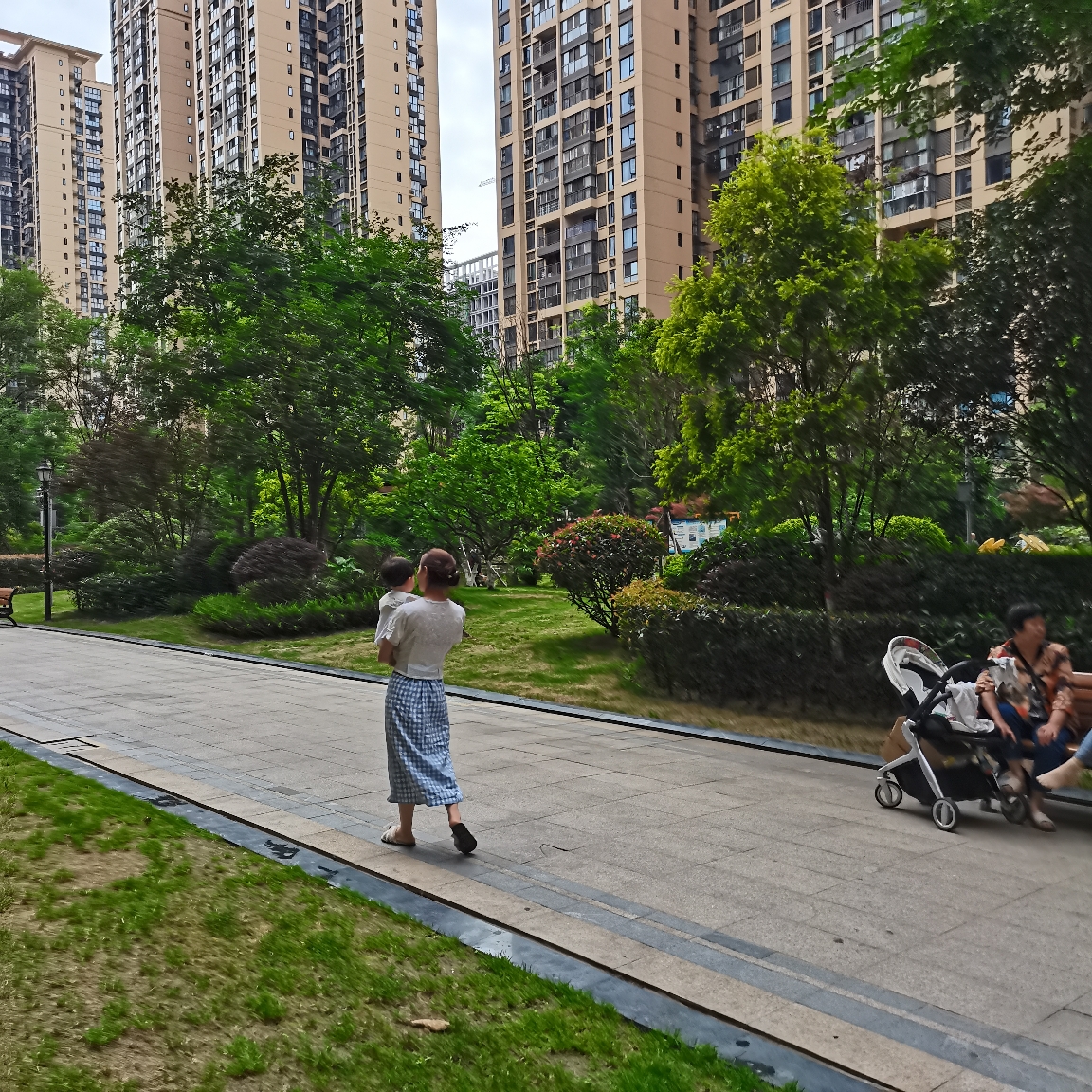 Chengdu-Longquanyi-Hustle & Bustle