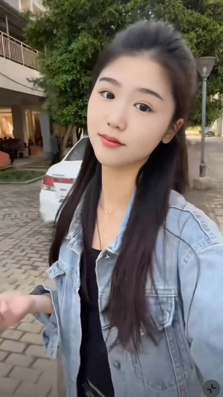 周围是熟悉的环境，却在此刻焕发出不一样的