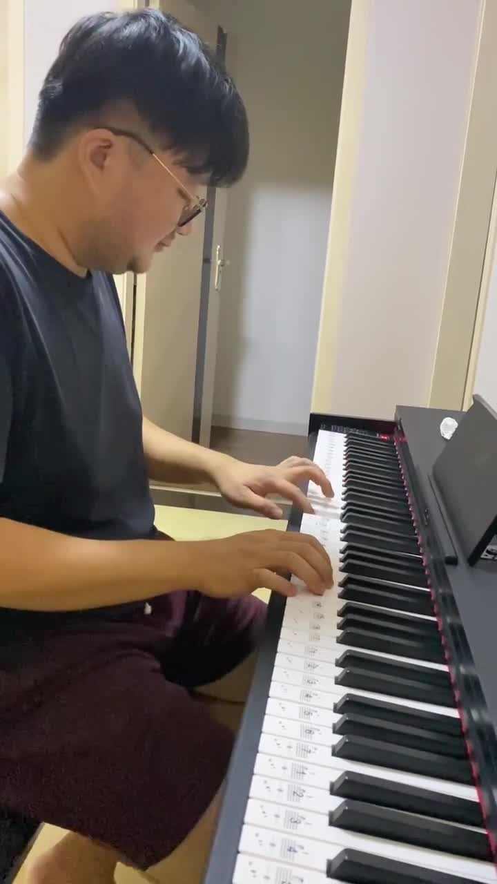 左手弹左手的，右手弹右手的