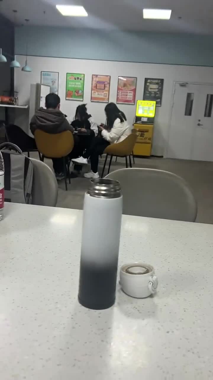 晚上人真多，还要等到21点才能下班呢