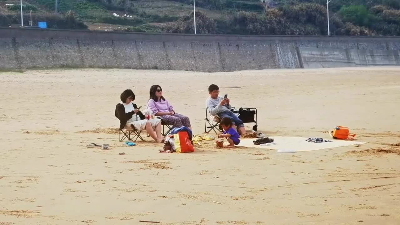 吹吹海风，搭个帐篷，  听听海声，体验海