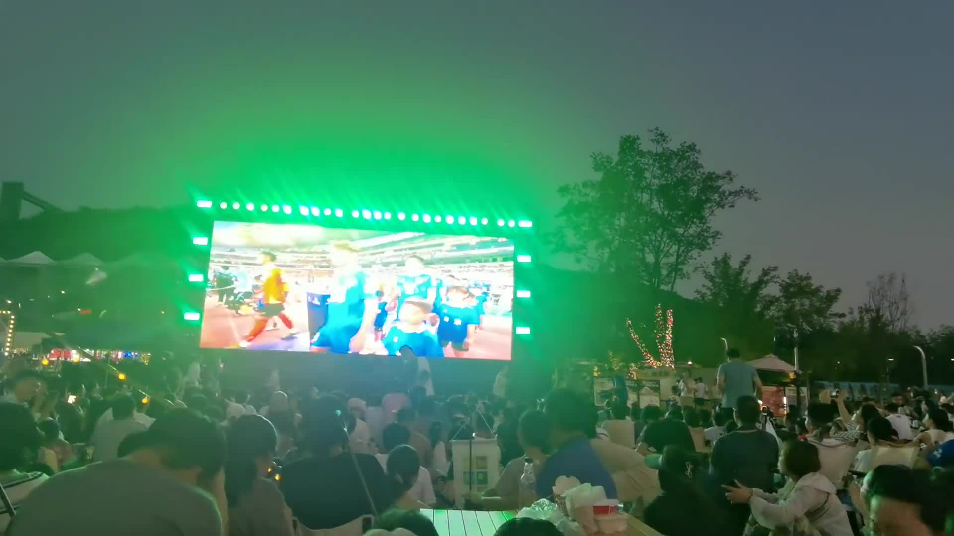 明月，花火，球赛，盛夏光年。