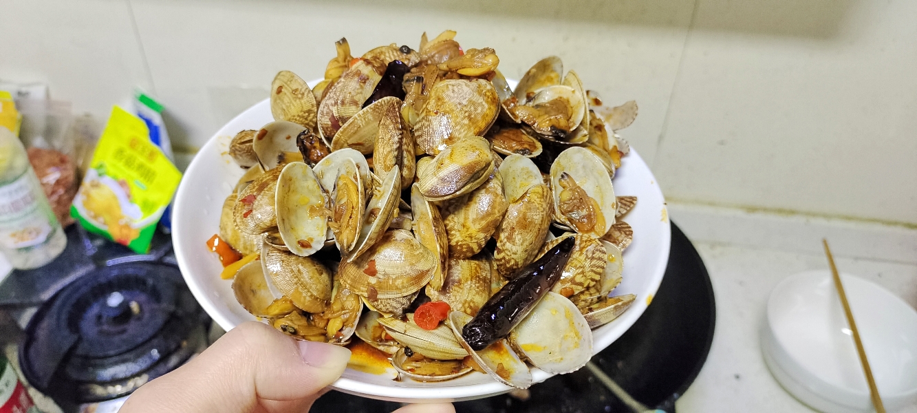 想找个合租的室友 本人单身 不抽烟偶尔喝