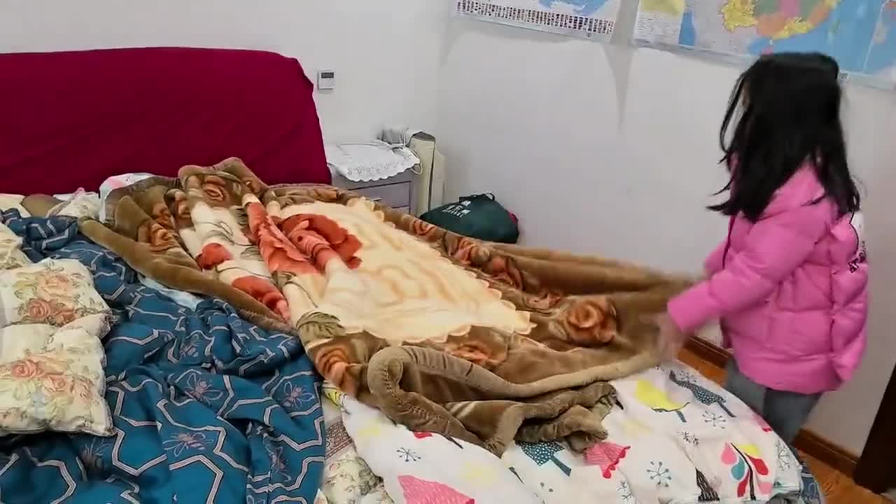 叠被子的小姑娘
