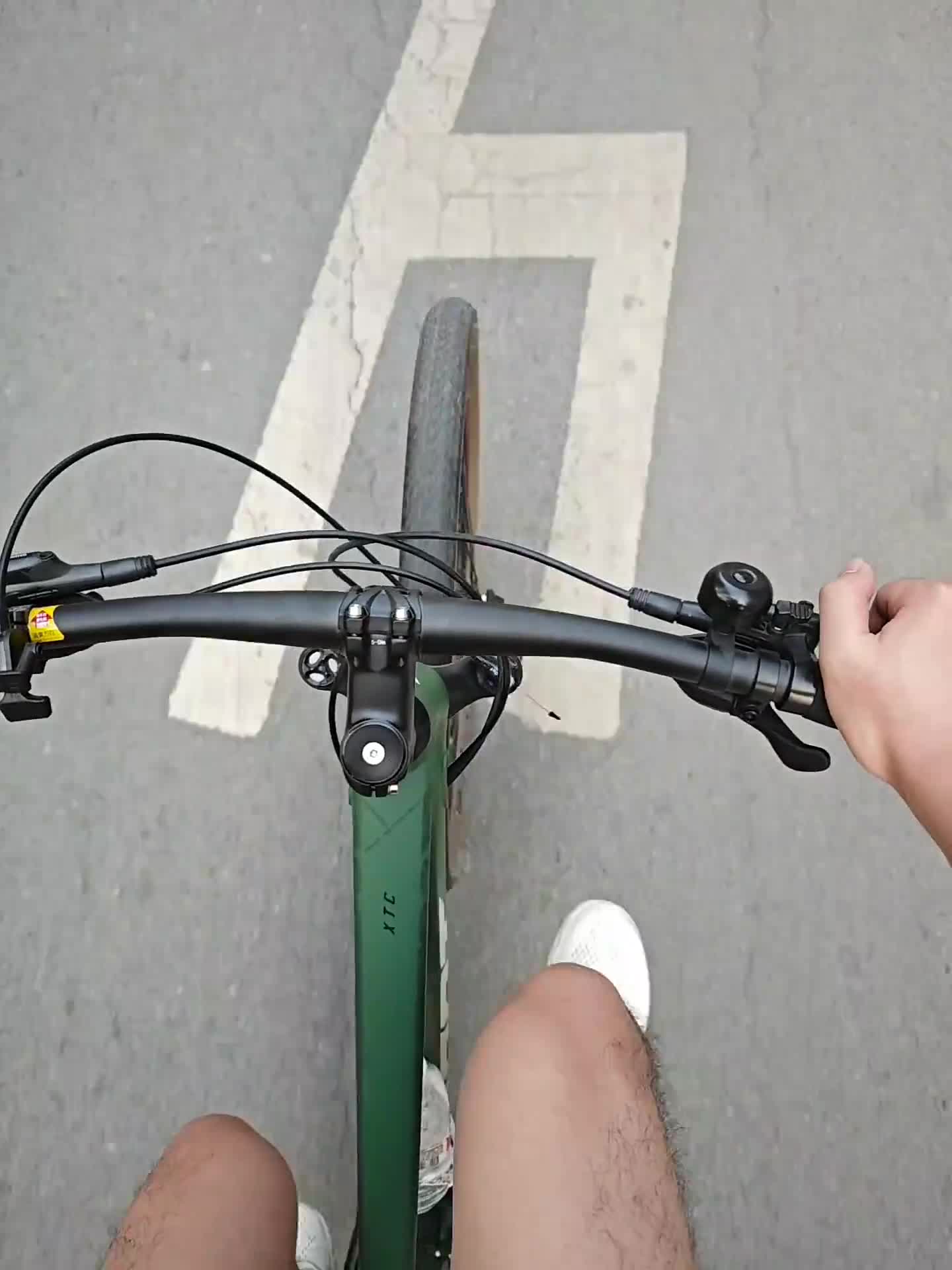 一起去公园骑车吧