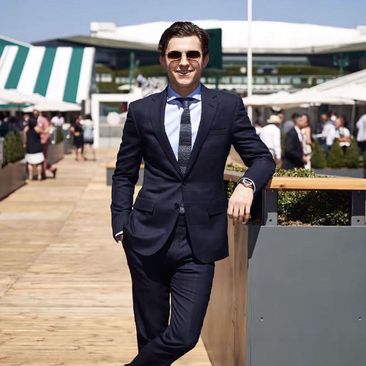 会弹琴的高中生