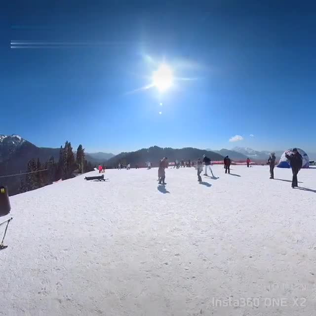 丝路雪场的山顶，音乐和翩翩起舞的人