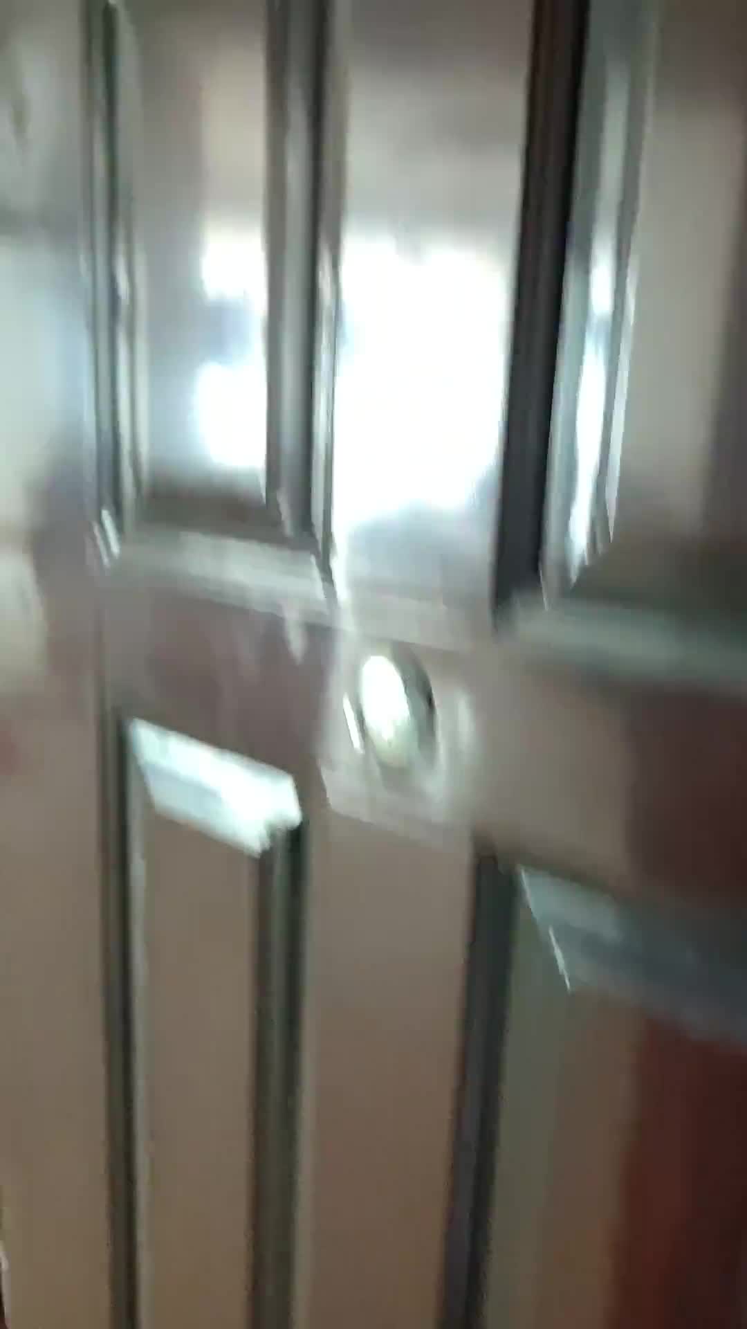 我会更换这个防盗门的锁芯和锁